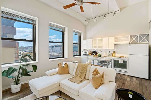 Downtown Apt with Pool, Parking near stadiums