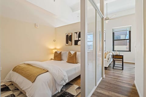 Downtown Apt with Pool, Parking near stadiums