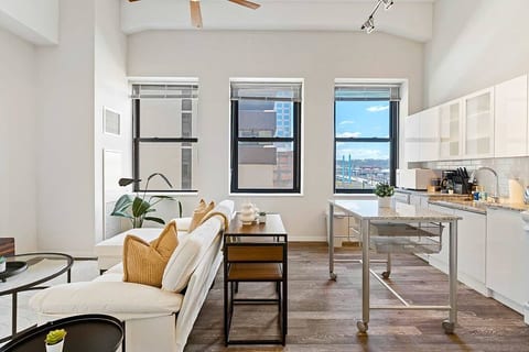 Downtown Apt with Pool, Parking near stadiums