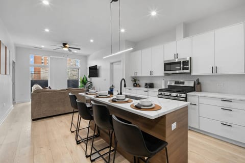 Luxury 3BR w/ Balcony • Spa Bath • 10 Min Downtown