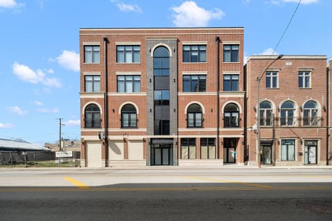 Luxury 3BR w/ Balcony • Spa Bath • 10 Min Downtown