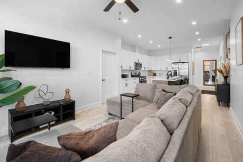 Luxury 3BR w/ Balcony • Spa Bath • 10 Min Downtown