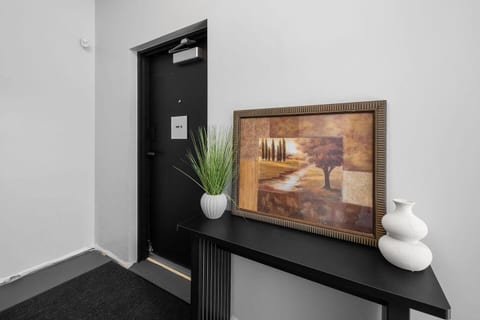 Luxury 3BR w/ Balcony • Spa Bath • 10 Min Downtown