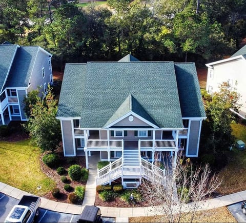 Off Course-relaxing 2nd floor condo with golf view