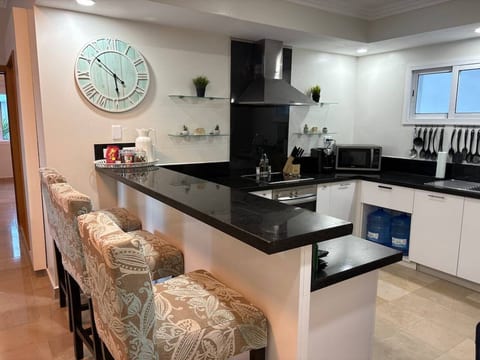 Beachfront Condo |2 Pools & Private Beach |8 Guest