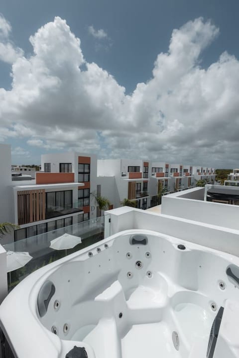 Rooftop Jacuzzi Condo | FREE Electricity