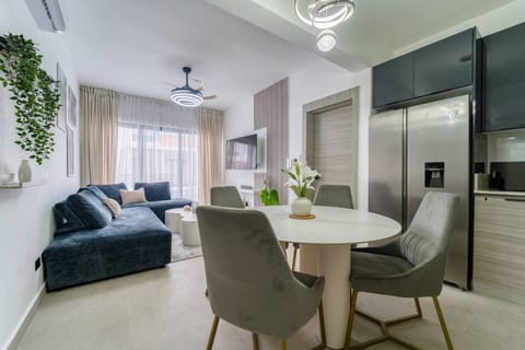 2-Level Retreat + Jacuzzi | FREE Electricity