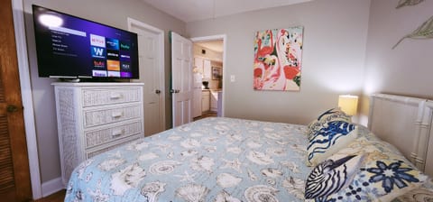Drifting to Driftwood ~ Cute Condo ~ 75" TV!