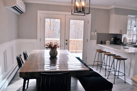 The Modern Farmhouse
Karaoke|Private deck| Firepit