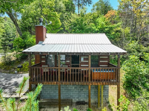 The perfect mountain setting - surrounded by nature but with neighbors close by!