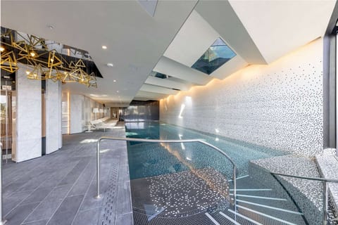 Distinguished Three Bedroom London Apartment with panoramic Views