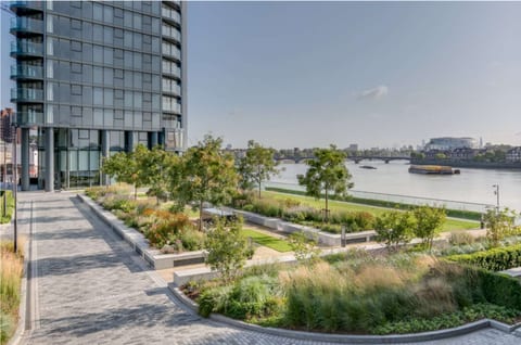 A Spectacular 36th Floor London Four Bedroom Apartment