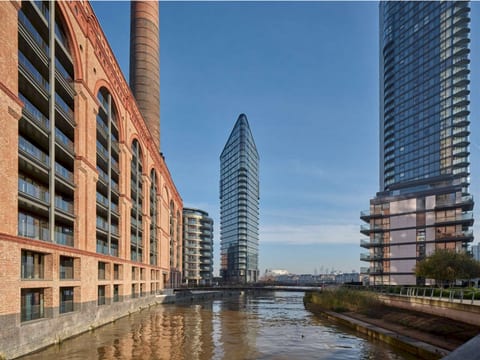 Three Bedroom Chelsea Waterfront Drive, London Sw10