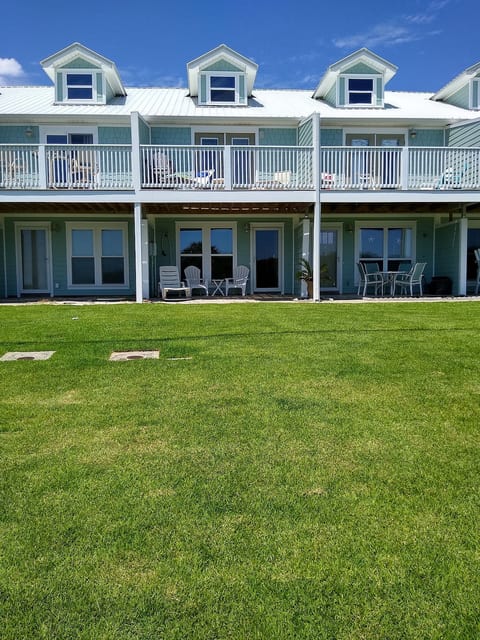 Lush lawn walk to the beach