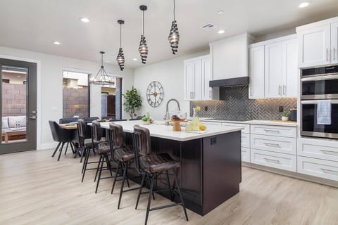 Zion’s Waterpark Getaway:Hot Tub, Golf, Sleeps 14