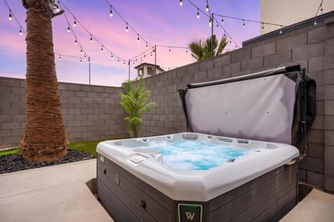 Waterpark • Private Spa • Mini Golf • Sleeps 17
