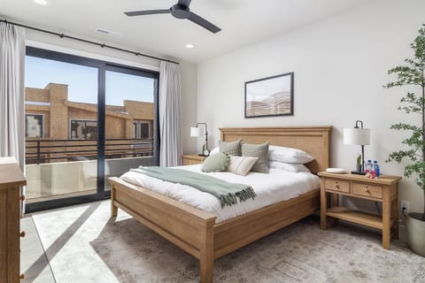 Waterpark Retreat – Hot Tub, Mini Golf & Sleeps 16