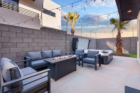 Waterpark Retreat – Hot Tub, Mini Golf & Sleeps 16