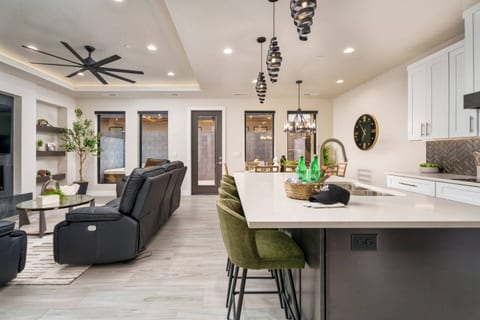 Zion Vacation|Sleeps 12 | Hot Tub, Golf, Waterpark
