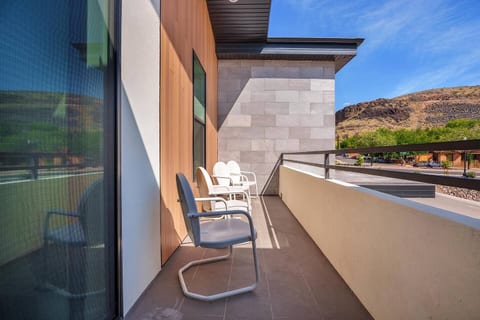 Retro Land Luxe Escape w/ Hot Tub - Sleeps 26!