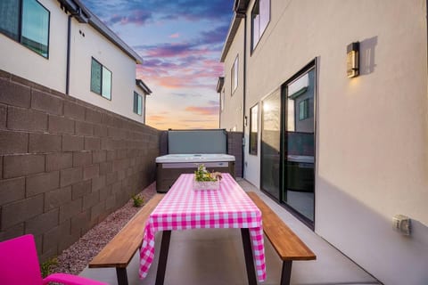 Zion’s Sugar Rush Stay – HOT TUB! & Sleeps 26