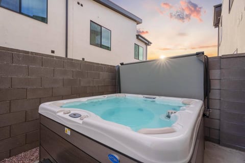Zion’s Sugar Rush Stay – HOT TUB! & Sleeps 26