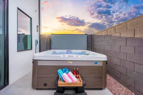 Zion Skyline Escape–Hot Tub, Rock Wall & Sleeps 28