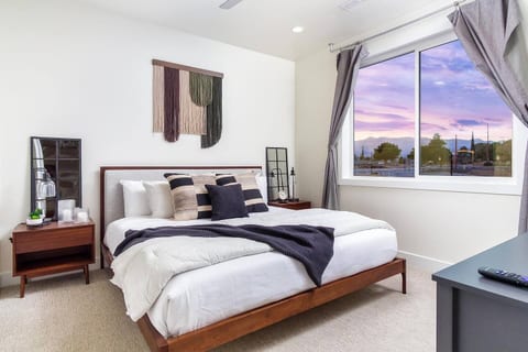 Zion Skyline Escape–Hot Tub, Rock Wall & Sleeps 28
