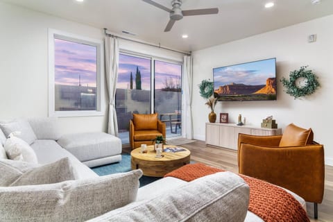 Zion Skyline Escape–Hot Tub, Rock Wall & Sleeps 28