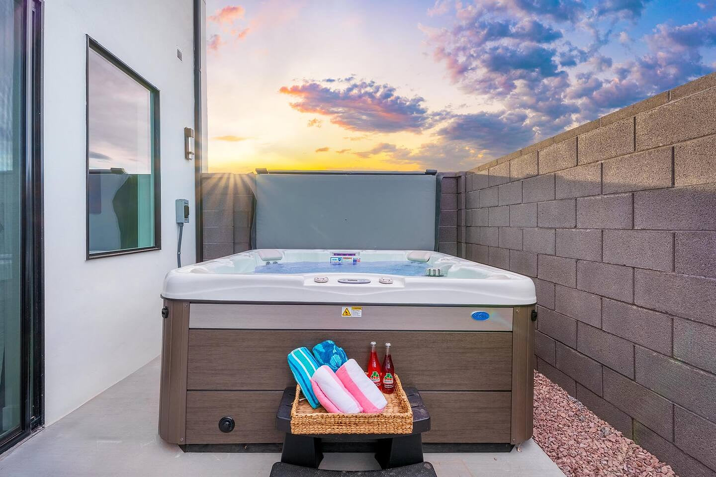 Zion Skyline Escape–Hot Tub, Rock Wall & Sleeps 28