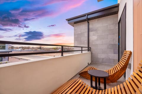 Zion Skyline Escape–Hot Tub, Rock Wall & Sleeps 28