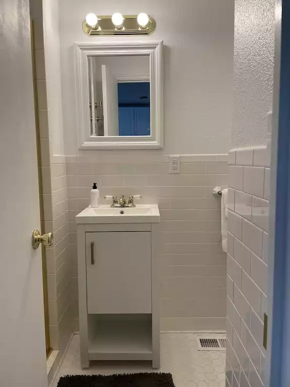 Second Bathroom with Standup Shower - Peaceful Back 40 Treehouse! - Bella Vista