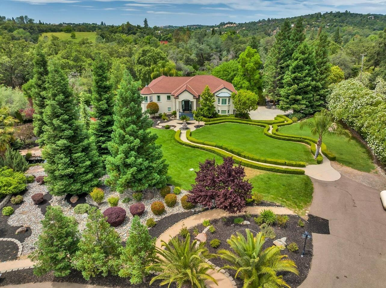 Gorgeous view of the grounds and manicured landscaping 