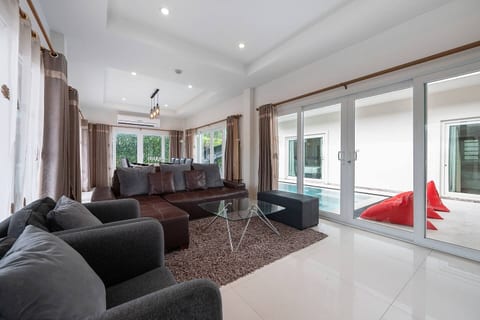 Cozy Breeze Pool Villa @Pattaya
