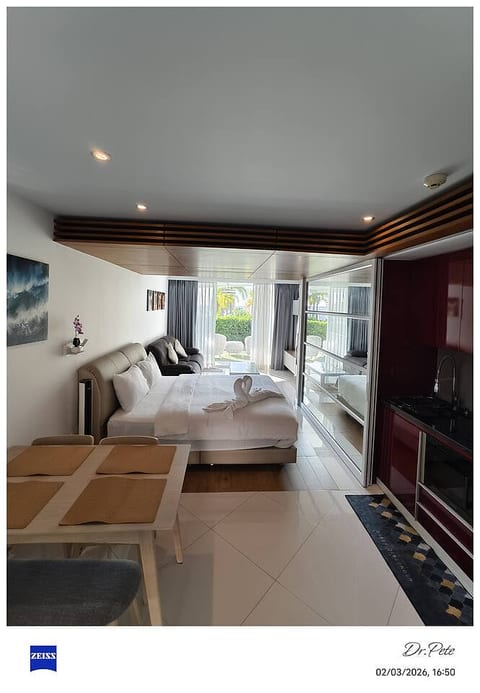 Seaside Studio / Ocean-View Pool & Green Balcony