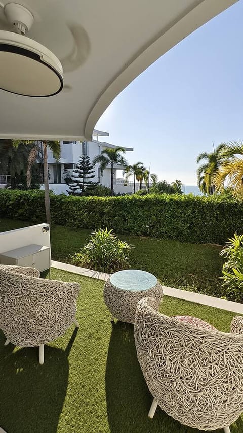 Seaside Studio / Ocean-View Pool & Green Balcony