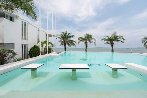 Seaside Studio / Ocean-View Pool & Green Balcony