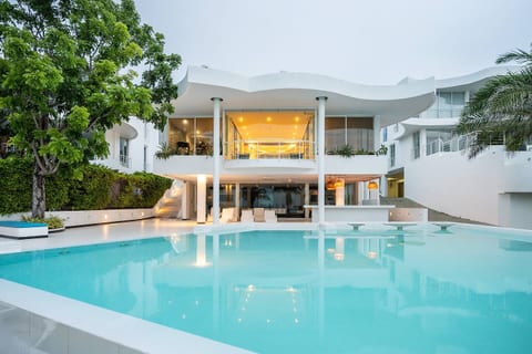 Seaside Studio / Ocean-View Pool & Green Balcony