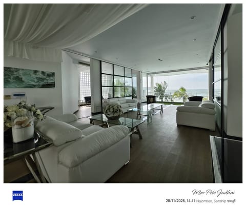 Seaside Studio / Ocean-View Pool & Green Balcony
