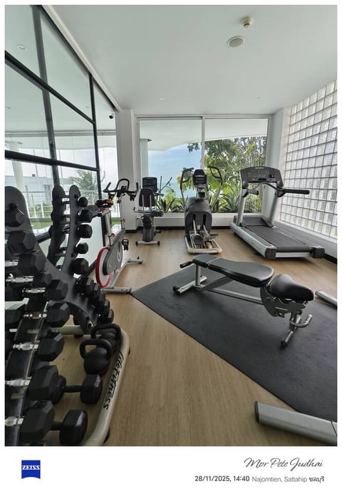 Seaside Studio / Ocean-View Pool & Green Balcony