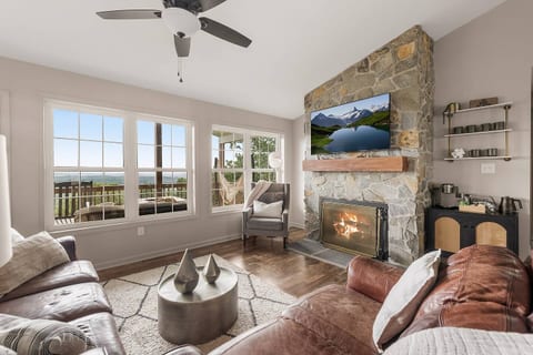 Views | Hot tub | 4 Bedrooms | Large Deck