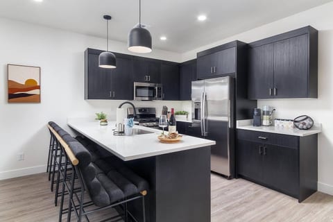 Skyline Sleepover: Luxe Stay, Hot Tub & Sleeps 26
