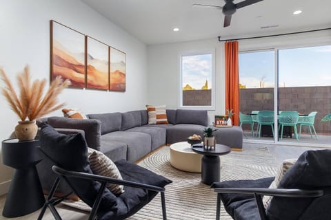 Skyline Sleepover: Luxe Stay, Hot Tub & Sleeps 26
