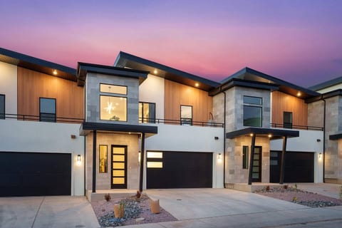 Skyline Sleepover: Luxe Stay, Hot Tub & Sleeps 26