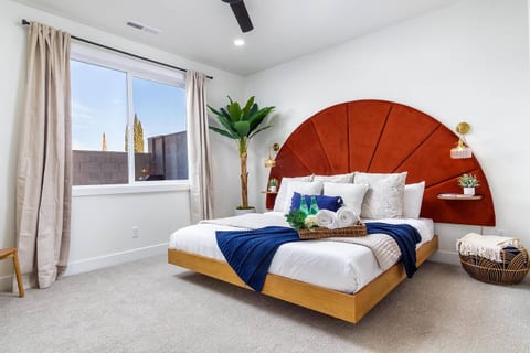 Skyline Sleepover: Luxe Stay, Hot Tub & Sleeps 26