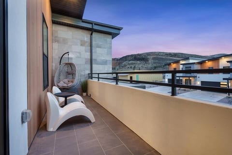 Skyline Sleepover: Luxe Stay, Hot Tub & Sleeps 26