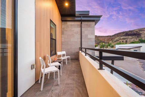 Elegant Retreat Near Zion – Spacious & Luxurious