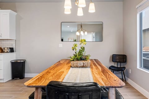 Zion Boho Escape & Private Hot tub! Sleeps 18