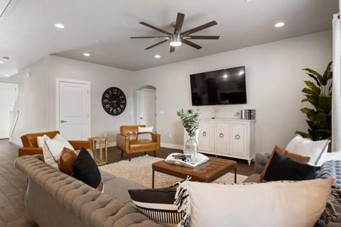 Luxury Private Pool + Spa | 34+ Guests | Oasis