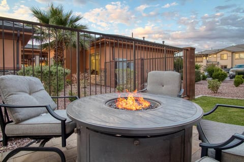 Zion Poolside + Private Spa | 16+ Guest | EV plug